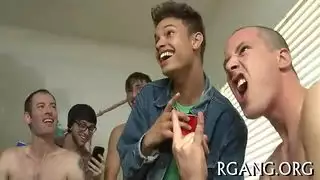 كس أصلع عاري يتعرض لاختراق عميق