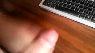 إثارة جنسية يدوية صريحة: جعله يطلق حمولة ضخمة