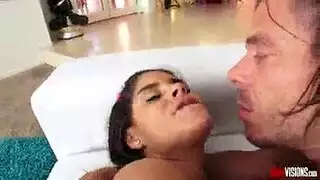 امي تريد انام جنبه مثل ما يفعل ابي