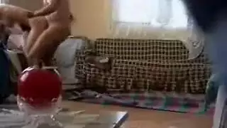 ينيكها في طيزها امام جوزها الدياثه