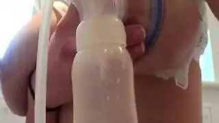 تنزل حليب من كس