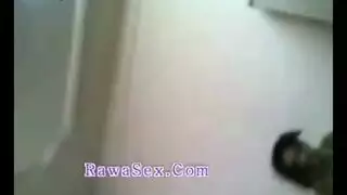 الأخ يشعل شهوة أخته ثم يضرب فتحتها الضيقة