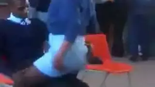 طالبه تستممي لزميلها في الفصل