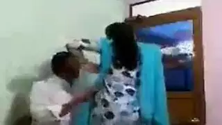 ثلاثية المكتب: المدرب يمارس الجنس مع الموظفة في منزل فارغ