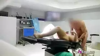 تمثيل دور طبي: طبيب يسيطر وينيك بخشونة