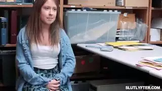 يقوم الضابط جيسون مايكلز بتحميل نائب الرئيس لسرقة التقطت الكاميرات الأمنية سمر وهو يتجه نحو قضيب الضابط عندما تمتص، تبدأ في التخلص من الركلة، وتنتقل إلى اللعنة الشديدة
