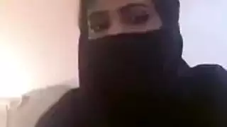 كاميرا خاصة: فتاة عربية تخلع ملابسها وتداعب حلمتي ثدييها