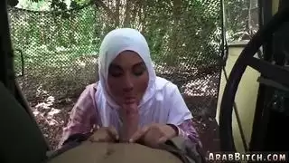 إباحي صريح: عاهرة شرق أوسطية تبلع قضيب السياسي بعمق