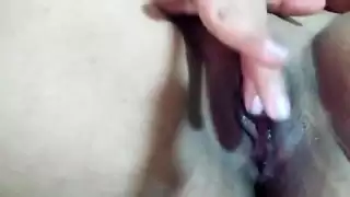 عزف منفرد متسلل لمحجبة: تدليك بظرها حتى نشوة منبعثة بينما الزوج يصلي