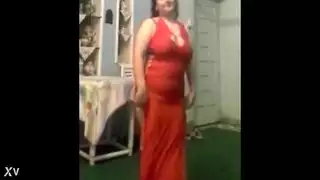 رقصة إباحية لجميلة الصحراء تتحول إلى جنس جماعي مع قذف السوائل