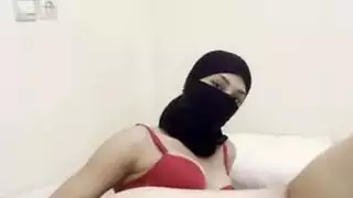 فتاة عربية خجولة الحجاب في النقاب يستمني ببطء ويفرك بوسها العصير