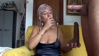 زوجة مسلمة ناضجة يتم تدمير فرجها المبلل بشهوة ابن زوجها