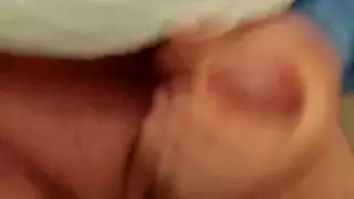 قضيب ضخم كثيف يمارس الجنس في مرحاض الطائرة