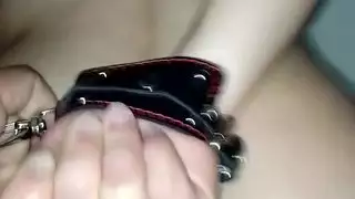 أخت كبيرة المؤخرة مثيرة تُضرب بشريط جنس قاس