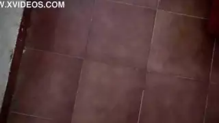 مشهد الدش الذهبي الإباحي للجدة المنحرفة مع ابن زوجها