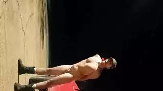 مقيد ومكمم ويسخر من قضيب صغير