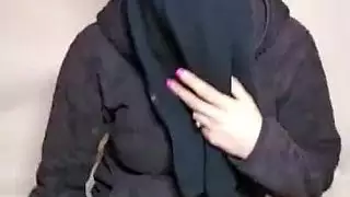 فتاة جميلة منقبة ميا في مشهد لحس قدمين إباحي قوي