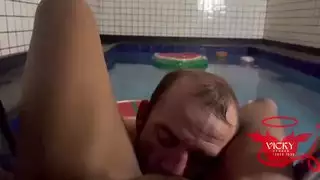 آلهة الأبنوس فيكي ميناج تبلل ووحشية بجانب المسبح