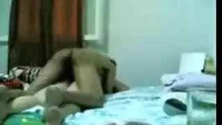 فيديو غرفة نوم مسرب: امرأة عربية تخدم رجلها بفمها وفرجها