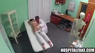 سمراء عاهرة تمتلئ حلقها بقضيب صلب