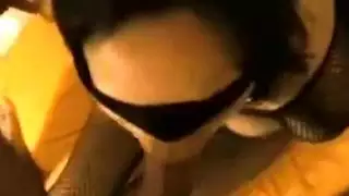 زوجة غير مخلصة تستمتع بشرج عنيف مع غرباء مجهزين جيداً
