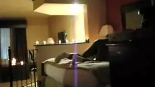 زوج الديوث يشاهد زوجته تمارس الجنس مع رجل آخر