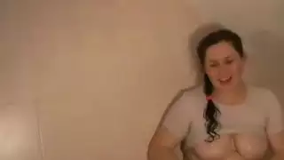 قضيب سميط يوسع مهبلها الضيق الرطب