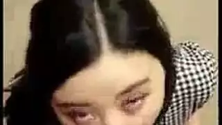 طالب صيني يكشف فتحته لعمل خلفي عنيف