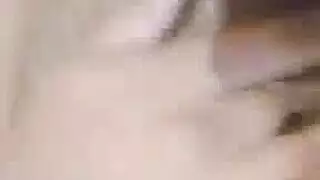 فتاة لاتينا في زي مجاني تقدم أداء إباحي صريح