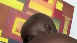 شاب وسيم بعضلات يهيمن على امرأة أكبر منه في السرير