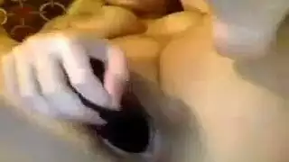 فتاة هاوية صغيرة تمتلئ فتحاتها بالخارج