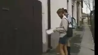 مجموعه من الرجال يعذبو بنت