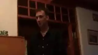 لاتينا حارة تأخذ جنسًا قاسيًا على الكنبة، تصرخ في نشوة