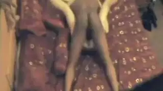 انا اتجسس على اختي الكبيره الجميلن