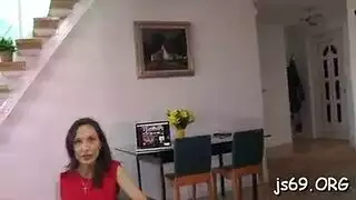 ثلاثي سحاقي قذر للهواة: فتاتان مثيرتان تتفجران شبقاً