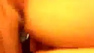 تقشير اللاتكس لإدخال الأصابع في مهبلها المبلل وإضافة مزلق