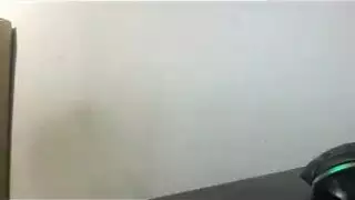 يقضي اثنان من المتسكعين اللاتينيين علاقة ثلاثية مشبعة بالبخار مع امرأة أخرى ، في غرفة فندق ضخمة فارغة