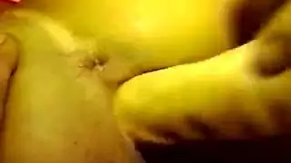 أم ساخنة تفرك فرجها على كل شيء في المنزل