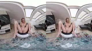 تدليك الكريم في ثدييها وفرجها