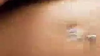 زوجة الأب تبتلع سائل والدها بالتبني بينما الأم غائبة