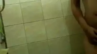 إشباع نفسي منفرداً مع لعبتي الإباحية