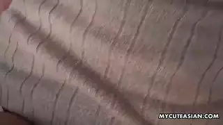 استمناء قضيبه الصلب يحفز هزة جماع مع اندفاع سوائل