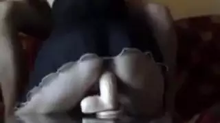 هي تدخن، تشرب، تمص قضيبًا صناعيًا بعمق، ثم تتمدد بقضيب حقيقي ضخم