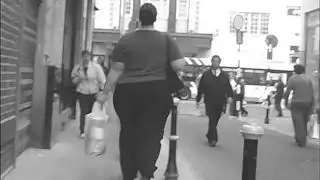 الأصل: من على كرسي