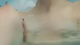 بنت بتاخذ حمام