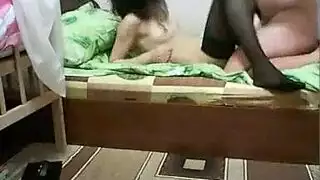 فتاة رفيعة تدخلها عصيان ساقين في مشهد صعب