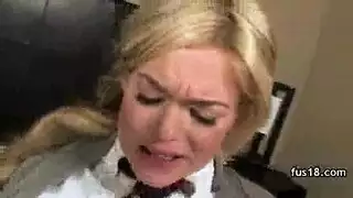 جنس جماعي في الحانة: مراهقة صغيرة تأخذ كل الفتحات