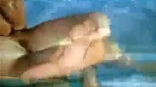 فتاة أكبر في البيكيني تعمل على عمود سميك بيديها وفمها