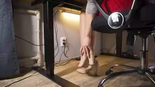 هذا العضو التناسلي النسوي ذو الصدور الصغيرة يجلس القرفصاء على المكتب ويريد ذلك