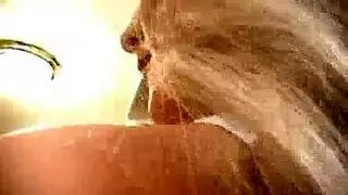 عاهرة باللاتكس تتعمق في قضيب المدير على موقع التصوير